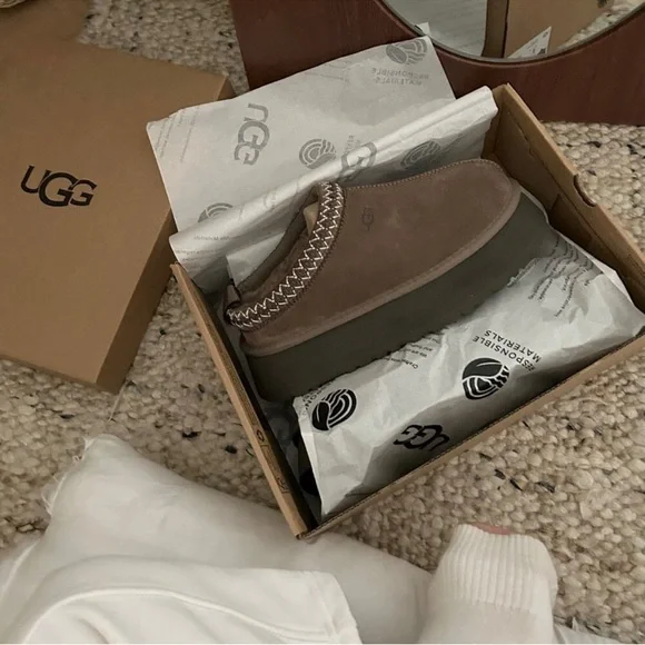 UGG Tazz Platform Slippers in Hickory (NWT/39) - Picture 5 of 8